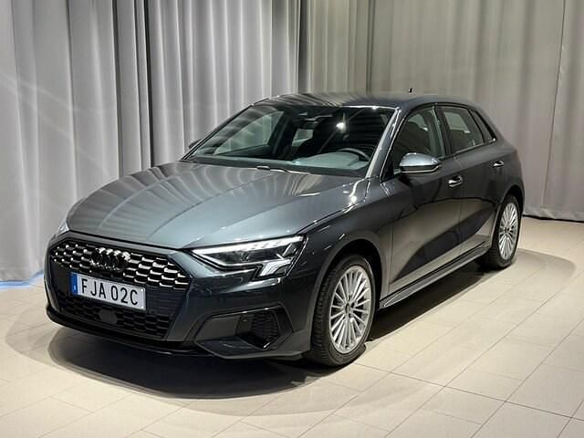 Manhattangrå metallic Begagnad 2022 Audi A3 Advanced Plus Sedan | 249 900 kr (Marknadspris) - Bild 1/4