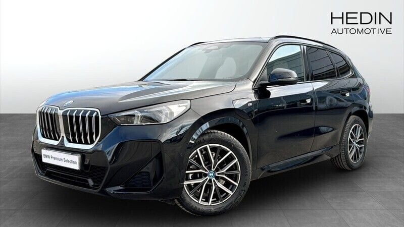 Svart (black) Begagnad 2024 BMW X1 M Sport SUV | 528 700 kr (Marknadspris) - Bild 1/4