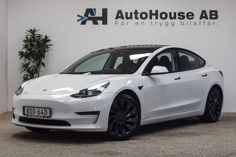 Vit Begagnad 2022 Tesla Model 3 Performance Sedan | 354 000 kr (Marknadspris) - Bild 1/4