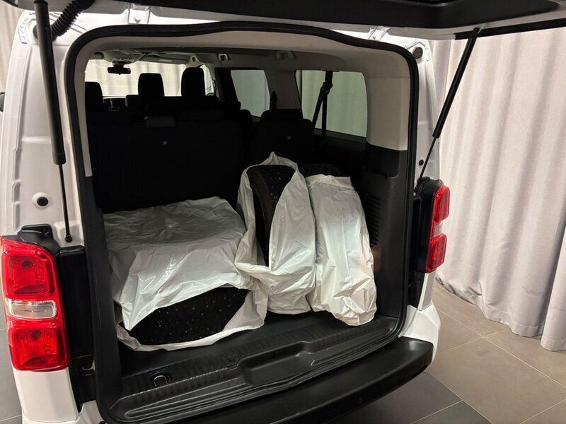 Begagnad Peugeot e-Traveller Business-Line 100 kW (136 HK) 2023 Vit Minibuss