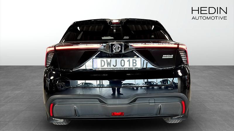 Begagnad MG MG4 EV Luxury 150 kW (204 HK) 2022 Svart Halvkombi