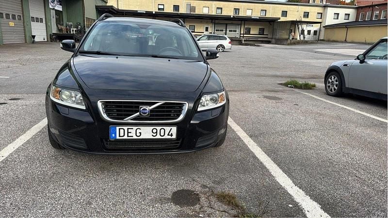 Svart Begagnad 2008 Volvo V50 Kinetic Kombi | 33 000 kr (Bra pris) - Bild 1/4