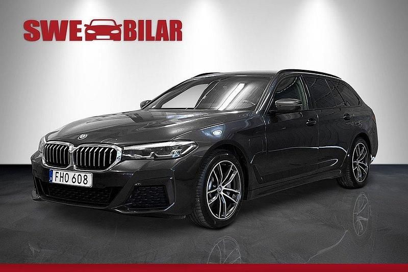 Grå Begagnad 2021 BMW 530e M Sport Kombi | 389 900 kr (Marknadspris) - Bild 1/4