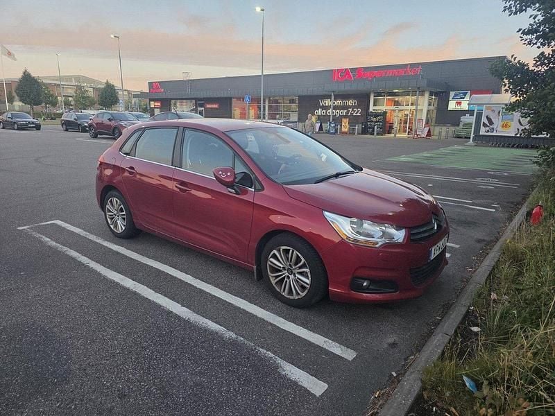 Röd Begagnad 2014 Citroën C4 Halvkombi | 69 000 kr (Marknadspris) - Bild 1/4