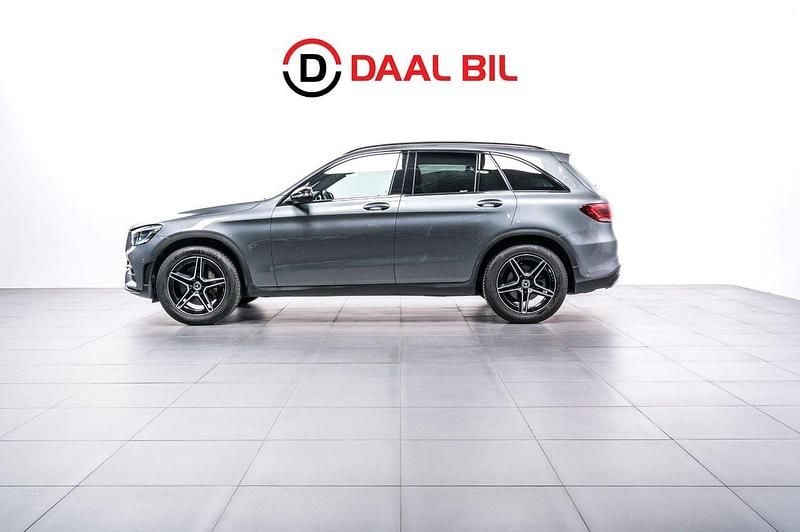Grå Begagnad 2019 Mercedes GLC220 AMG line SUV | 409 700 kr (Marknadspris) - Bild 1/4