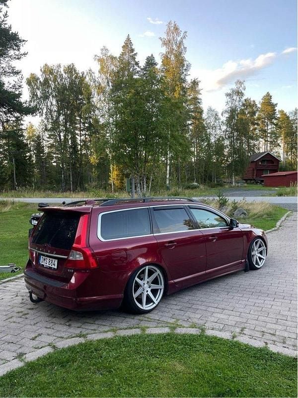 Röd Begagnad 2010 Volvo V70 Kombi | 45 000 kr (Marknadspris) - Bild 1/3