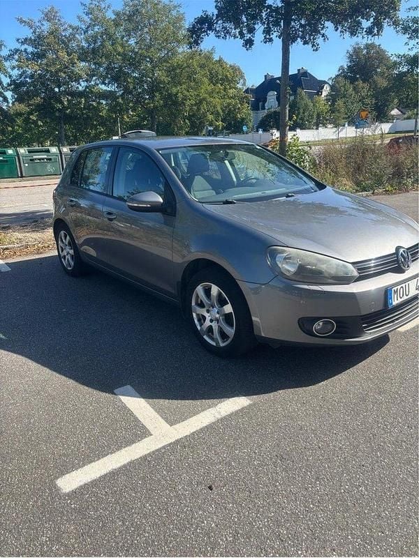 Grå Begagnad 2010 VW Golf Halvkombi | 45 000 kr (Marknadspris) - Bild 1/4