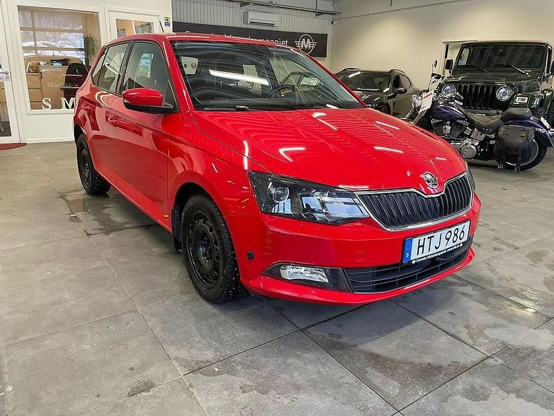 Röd Begagnad 2015 Skoda Fabia Style Halvkombi | 74 900 kr (Marknadspris) - Bild 1/4