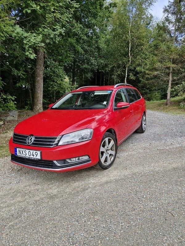 Röd Begagnad 2011 VW Passat Kombi | 45 000 kr (Marknadspris) - Bild 1/4
