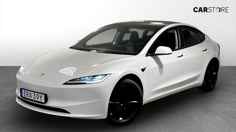 Vit Begagnad 2024 Tesla Model 3 Standard Range Sedan | 399 900 kr (Dyr) - Bild 1/4