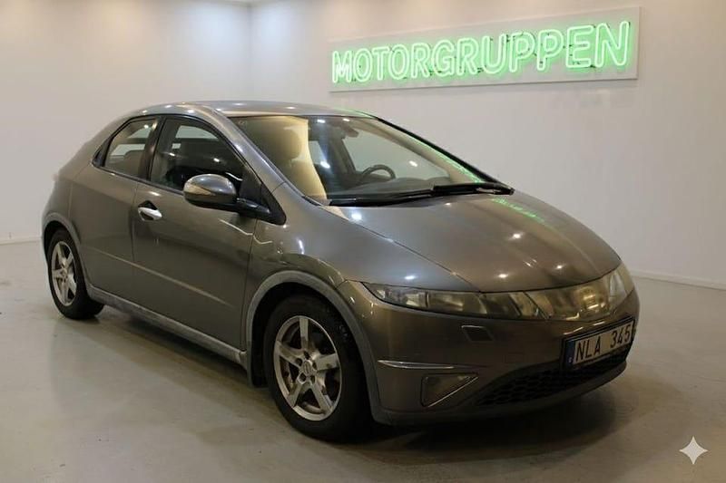 Mörkgrå (grå) Begagnad 2007 Honda Civic Sport Halvkombi | 69 900 kr (Marknadspris) - Bild 1/4