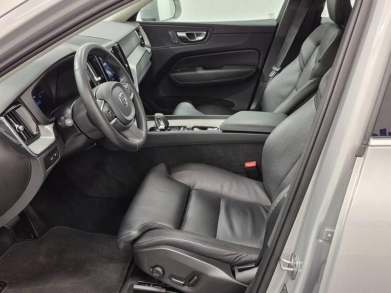 Begagnad Volvo XC60 Core 253 HK (186 kW) 2023 Silver dawn metallic SUV