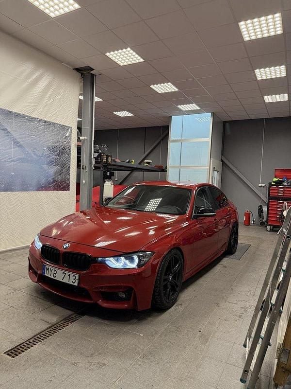 Röd Begagnad 2013 BMW 328 Sedan | 145 000 kr (Marknadspris) - Bild 1/4