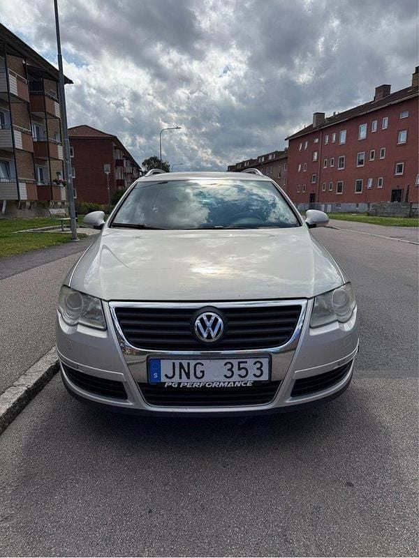 Silver Begagnad 2009 VW Passat Sportline Kombi | 38 900 kr (Marknadspris) - Bild 1/4