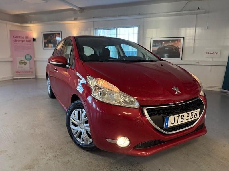 Mörkröd Begagnad 2015 Peugeot 208 Halvkombi | 38 000 kr (Marknadspris) - Bild 1/4