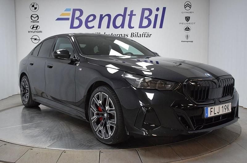 Black sapphire metallic Begagnad 2025 BMW 550e Comfort Edition Sedan | 879 500 kr (Marknadspris) - Bild 1/3