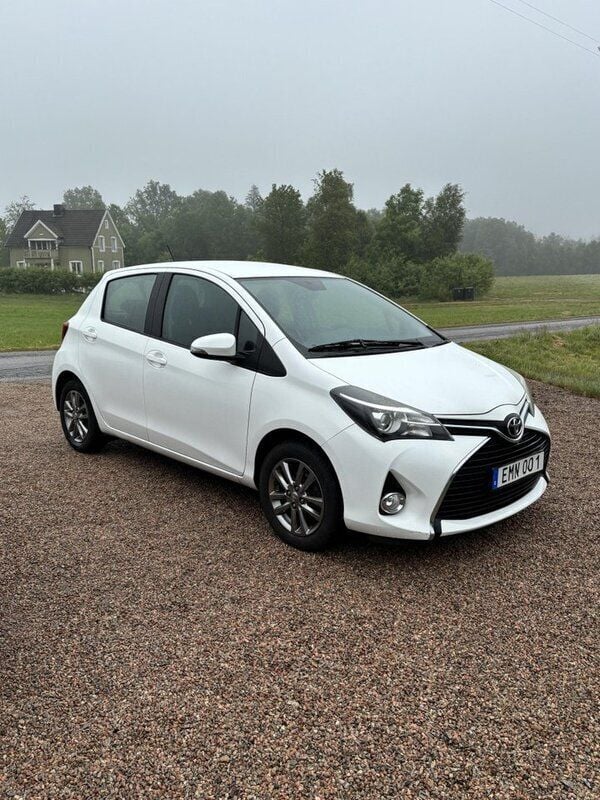 Vit Begagnad 2014 Toyota Yaris Active Halvkombi | 77 000 kr (Bra pris) - Bild 1/4