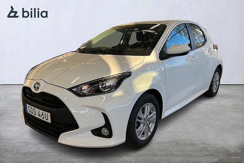 Vit Begagnad 2022 Toyota Yaris Hybrid Active Halvkombi | 209 900 kr (Bra pris) - Bild 1/3