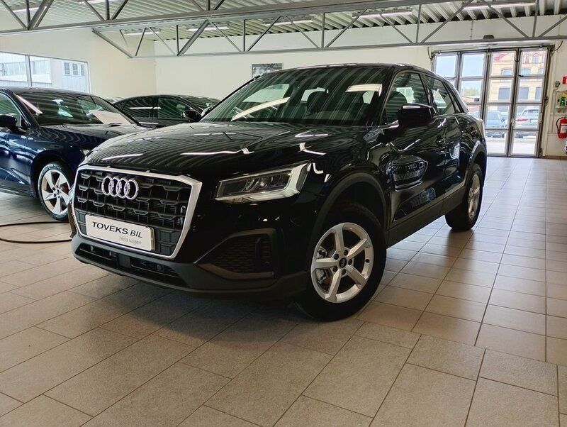 Svart (brilliantsvart) Ny 2025 Audi Q2 SUV | 322 900 kr (Marknadspris) - Bild 1/4