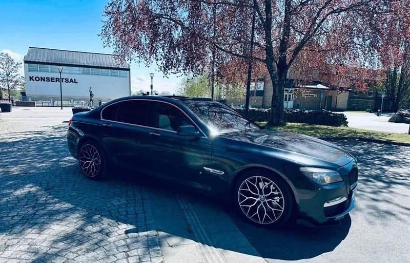 Grå Begagnad 2012 BMW 740 M Sport Sedan | 195 000 kr - Bild 1/4