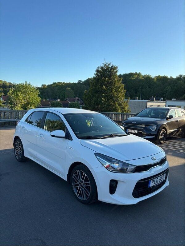 Vit Begagnad 2017 Kia Rio Halvkombi | 119 000 kr (Marknadspris) - Bild 1/4