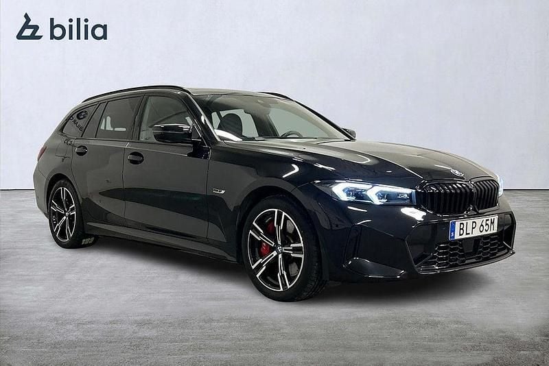 Svart Begagnad 2022 BMW 330e M Sport Kombi | 469 000 kr - Bild 1/4