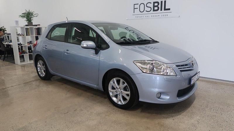 Ljusblå Begagnad 2012 Toyota Auris Halvkombi | 109 900 kr (Lite dyr) - Bild 1/3