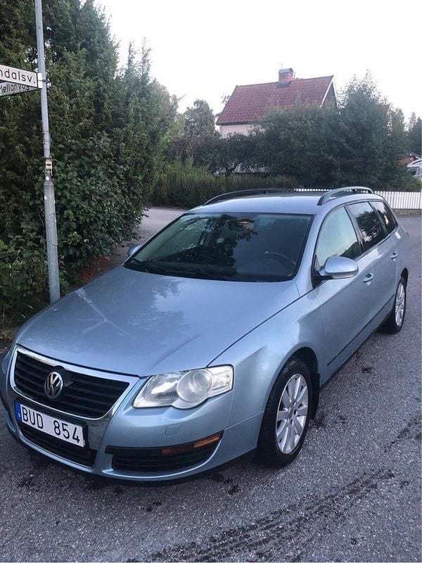 Blå Begagnad 2006 VW Passat Trendline Kombi | 35 000 kr (Marknadspris) - Bild 1/4