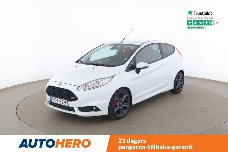Vit Begagnad 2016 Ford Fiesta ST Halvkombi | 137 000 kr (Marknadspris) - Bild 1/4