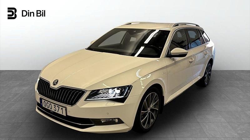 Vit Begagnad 2019 Skoda Superb LAURIN & KLEMENT Kombi | 288 900 kr (Marknadspris) - Bild 1/4