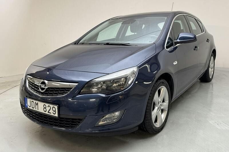 Mörkblå Begagnad 2011 Opel Astra Enjoy | 84 800 kr - Bild 1/4