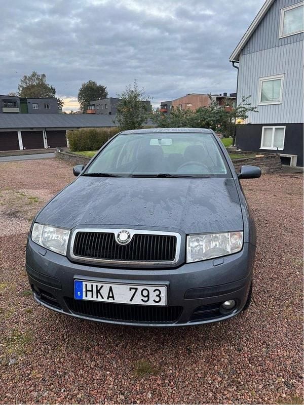 Grå Begagnad 2008 Skoda Fabia Kombi | 34 900 kr (Marknadspris) - Bild 1/4
