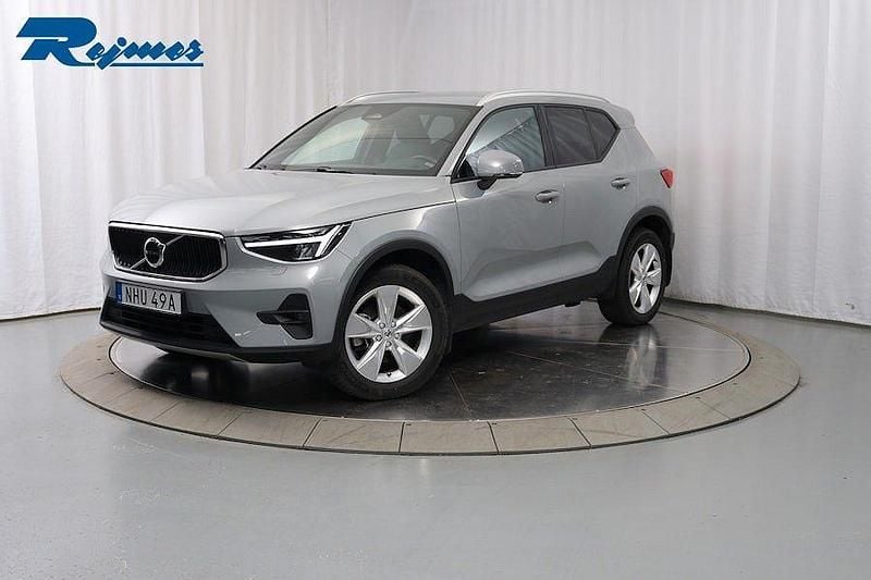 Grå (vapour grey metallic) Begagnad 2024 Volvo XC40 Core SUV | 339 900 kr (Bra pris) - Bild 1/4