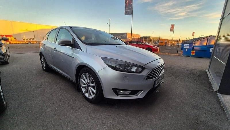 Grå Begagnad 2016 Ford Focus Titanium Halvkombi | 64 900 kr (Superpris) - Bild 1/4