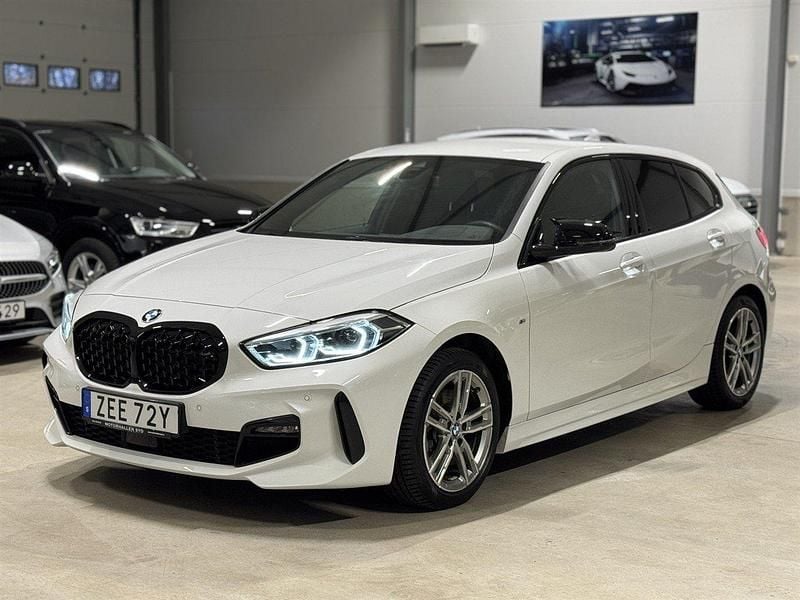 Vit Begagnad 2022 BMW 118 M Sport Halvkombi | 289 900 kr (Dyr) - Bild 1/4