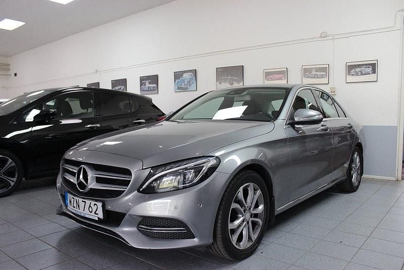 Silver (palladiumsilvermetallic) Begagnad 2014 Mercedes C220 Avantgarde Sedan | 189 900 kr (Marknadspris) - Bild 1/4