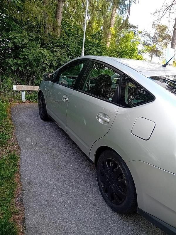 Silver Begagnad 2006 Toyota Prius Halvkombi | 33 000 kr (Bra pris) - Bild 1/3
