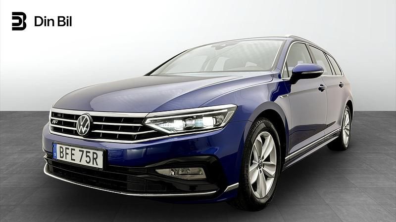 Mörkblå Begagnad 2023 VW Passat Executive Kombi | 349 900 kr (Marknadspris) - Bild 1/4