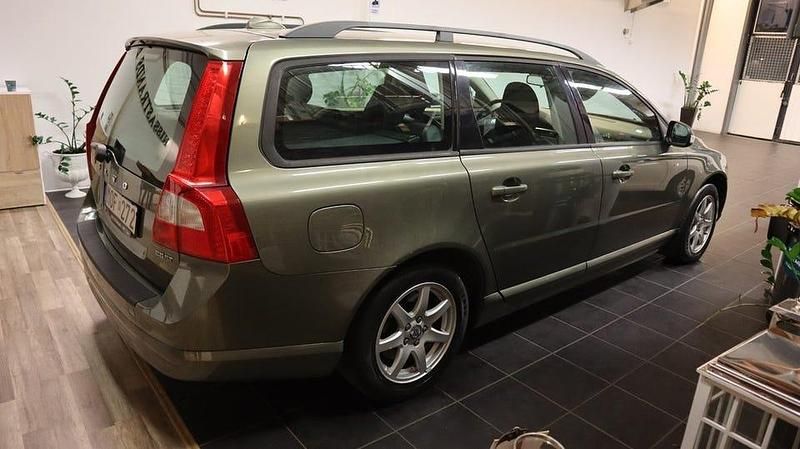 Begagnad Volvo V70 Momentum 200 HK (147 kW) 2009 Grön Kombi