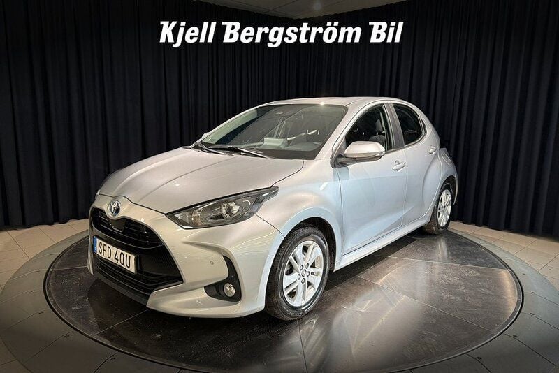 Silver metallic Begagnad 2022 Toyota Yaris Hybrid Active Halvkombi | 214 900 kr (Marknadspris) - Bild 1/4