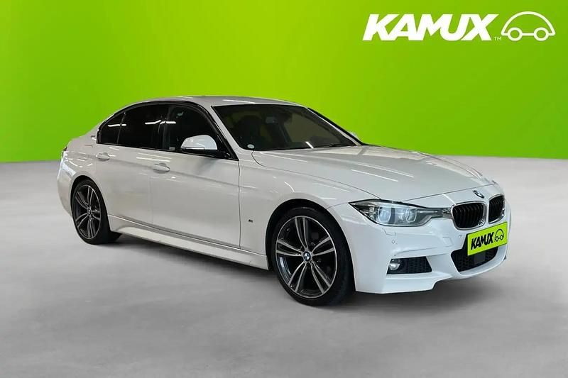 Vit Begagnad 2016 BMW 330e M Sport Sedan | 189 800 kr (Dyr) - Bild 1/4