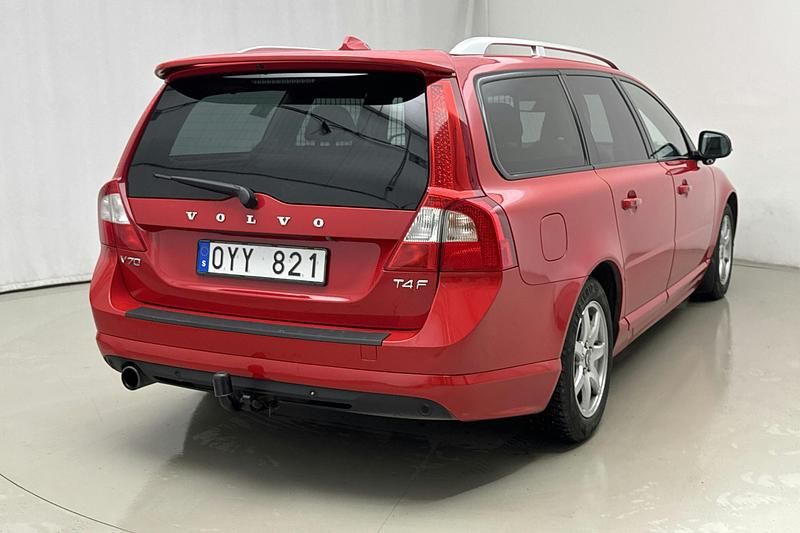 Begagnad Volvo V70 R-Design 180 HK (132 kW) 2012 Röd Kombi