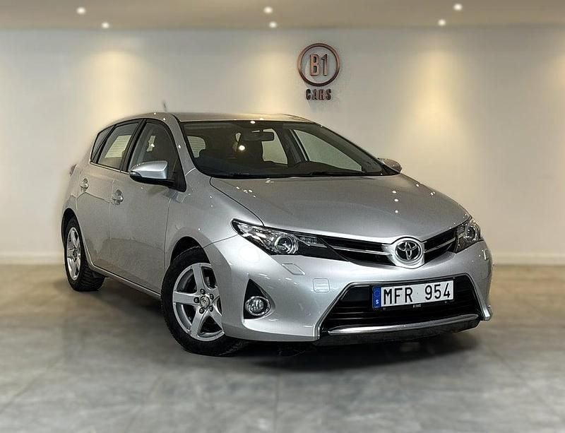 Begagnad Toyota Auris Multidrive S 132 HK (97 kW) 2013 Silver Halvkombi