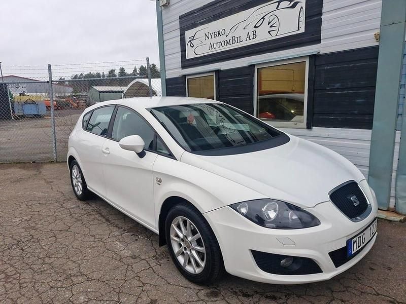 Vit Begagnad 2011 Seat Leon Style Halvkombi | 52 900 kr (Marknadspris) - Bild 1/4