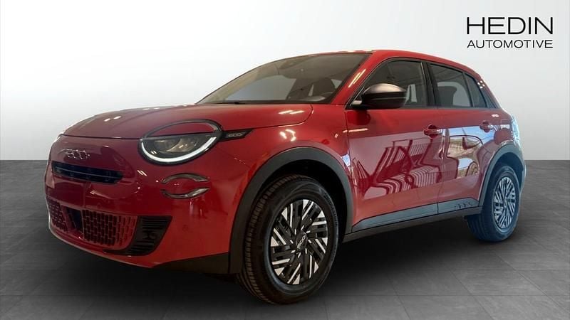 Vit (white) Ny 2025 Fiat 600 Lounge Halvkombi | 305 800 kr (Marknadspris) - Bild 1/4