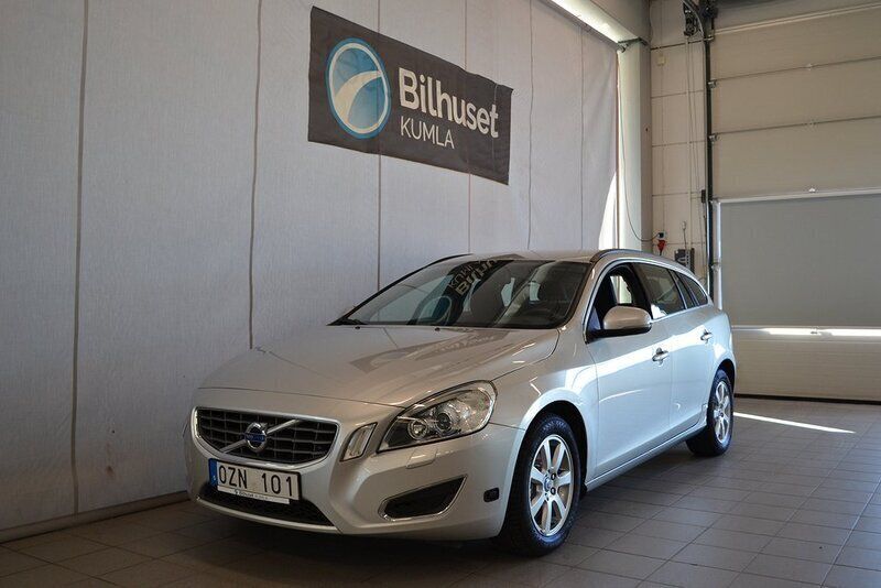 Ljusgrå Begagnad 2012 Volvo V60 Momentum Kombi | 129 000 kr (Marknadspris) - Bild 1/4