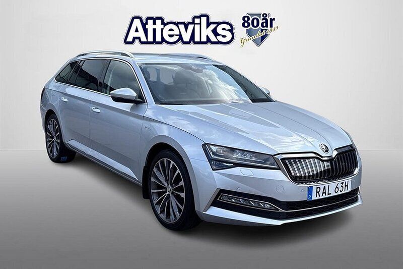 Silver Begagnad 2023 Skoda Superb LAURIN & KLEMENT Kombi | 389 900 kr (Marknadspris) - Bild 1/4