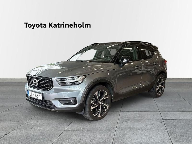 Grå Begagnad 2018 Volvo XC40 R-Design SUV | 259 000 kr (Marknadspris) - Bild 1/4