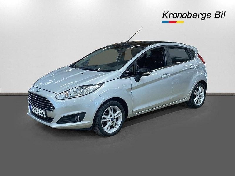 Grå Begagnad 2017 Ford Fiesta Titanium Halvkombi | 79 500 kr (Marknadspris) - Bild 1/4