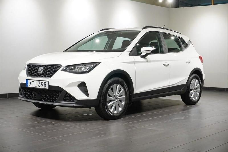 Vit Begagnad 2022 Seat Arona Style SUV | 209 900 kr (Marknadspris) - Bild 1/4